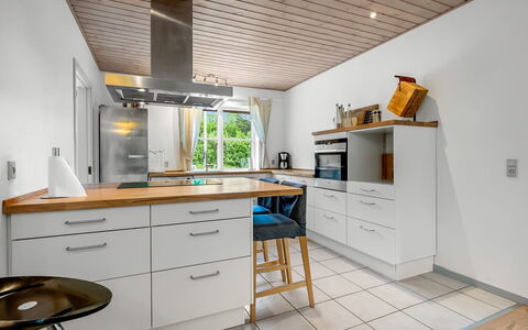 Guthbrand - 800M from the Sea: Flooring, Meubilair, Countertop, Interieur Ontwerp, Keuken, Cabinetry, Hout, Plafond, Verdieping, Toestel Van De Keuken