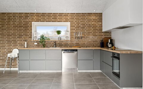 Asel - 350M from the Sea: Keuken, Muur, Flooring, Hout, Cabinetry, Countertop, Interieur Ontwerp, Verdieping, Meubilair, Toestel Van De Keuken