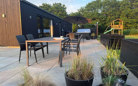 Asel - 350M from the Sea: Meubilair, Buitenmeubels, Tafel, Buitentafel, Stoel, Tuin, Schaduw, Backyard, Hardwood, Landscaping