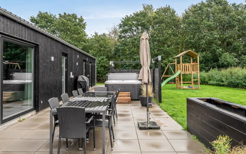 Asel - 350M from the Sea: Dak, Huis, Deur, Verblijf, Schaduw, Siding, Werf, Landgoed, Backyard