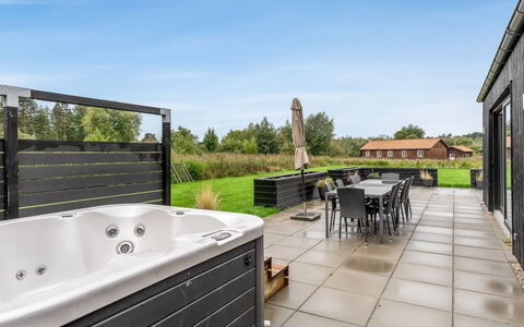 Asel - 350M from the Sea: Dak, Huis, Deur, Verblijf, Schaduw, Siding, Werf, Landgoed, Backyard