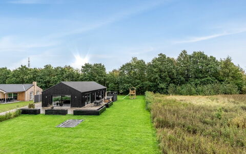 Asel - 350M from the Sea: Dak, Huis, Deur, Verblijf, Schaduw, Siding, Werf, Landgoed, Backyard