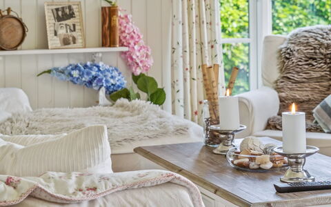 Ginne - 100M to the Fjord: Meubilair, Interieur Ontwerp, Slaapkamer, Linens, Kamer, Verlichting, Textiel, Kussen Gooien, Bed, Hoofdkussen