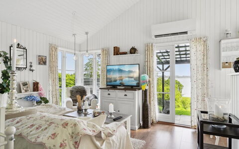 Ginne - 100M to the Fjord: Meubilair, Interieur Ontwerp, Plafond, Huis, Verlichting, Stoel, Verdieping, Kamer, Woonkamer, Venster Behandeling