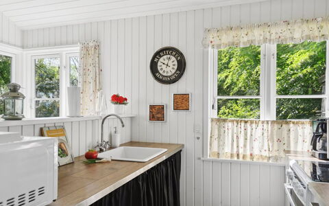 Ginne - 100M to the Fjord: Hout, Interieur Ontwerp, Flooring, Keuken, Countertop, Toestel Van De Keuken, Beits, Hardwood, Plank, Kamerplant