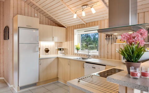 Hialmar - 300M from the Sea: Keuken, Interieur Ontwerp, Countertop, Toestel Van De Keuken, Hout, Plafond, Flooring, Meubilair, Major Appliance, Verlichting