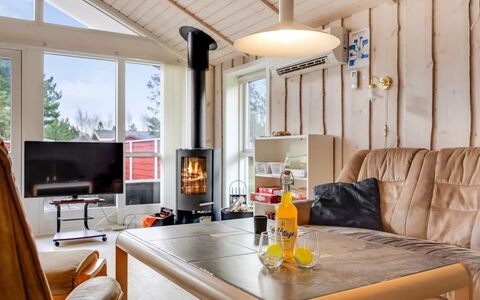 Hialmar - 300M from the Sea: Meubilair, Interieur Ontwerp, Hout, Flooring, Plafond, Verdieping, Kamer, Verlichting, Woonkamer, Lichte Inrichting