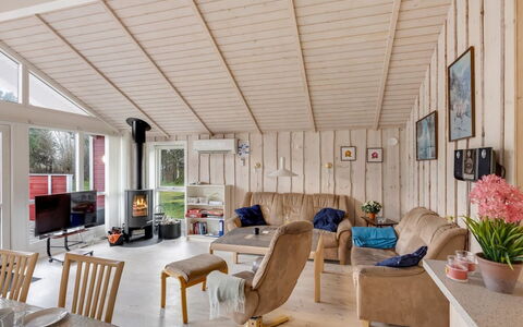 Hialmar - 300M from the Sea: Interieur Ontwerp, Hout, Plafond, Meubilair, Flooring, Verdieping, Kamer, Woonkamer, Huis, Houten Vloer