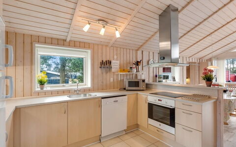 Hialmar - 300M from the Sea: Keuken, Countertop, Hout, Interieur Ontwerp, Toestel Van De Keuken, Plafond, Flooring, Lichte Inrichting, Major Appliance, Verlichting