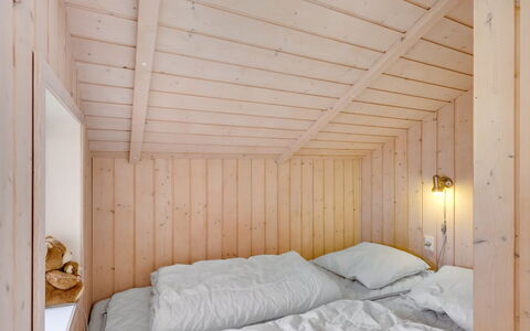 Hialmar - 300M from the Sea: Hout, Slaapkamer, Bed, Interieur Ontwerp, Plafond, Verdieping, Laken, Bedding, Meubilair, Flooring