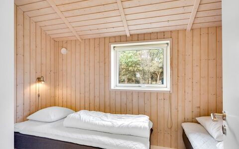 Hialmar - 300M from the Sea: Hout, Slaapkamer, Bed, Laken, Interieur Ontwerp, Plafond, Bedding, Flooring, Verdieping, Bed Frame