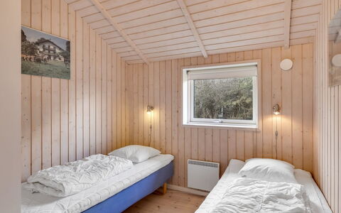 Hialmar - 300M from the Sea: Hout, Slaapkamer, Bed, Bedding, Laken, Huis, Bed Frame, Deur, Hardwood, Plank