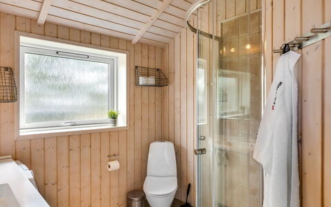 Hialmar - 300M from the Sea: Hout, Flooring, Verdieping, Loodgieterswerkinrichting, Plafond, Interieur Ontwerp, Kamer, Loodgieter, Badkamer, Toilet