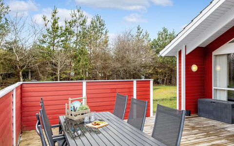 Hialmar - 300M from the Sea: Hout, Hardwood, Houten Vloer, Beits, Dek, Plank, Buitenmeubels, Tuin, Schaduw, Patio