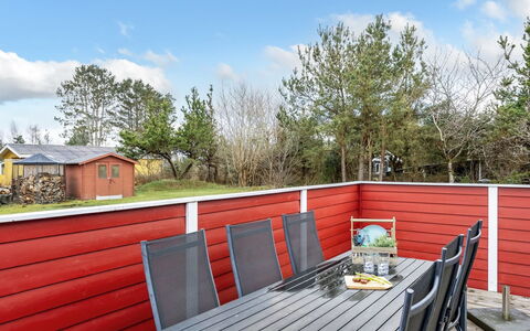 Hialmar - 300M from the Sea: Hout, Buitenmeubels, Beits, Tuin, Hardwood, Dek, Stoel, Plank, Schaduw, Buitentafel