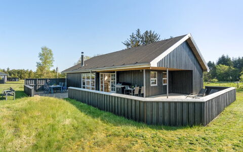 Elmo - 800M from the Sea: Dak, Huis, Land Lot, Huis, Verblijf, Landgoed, Garden Gebouwen, Schaduw, Blokhut, Landscaping