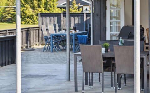 Elmo - 800M from the Sea: Dak, Huis, Land Lot, Huis, Verblijf, Landgoed, Garden Gebouwen, Schaduw, Blokhut, Landscaping