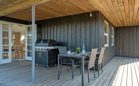 Elmo - 800M from the Sea: Dak, Huis, Land Lot, Huis, Verblijf, Landgoed, Garden Gebouwen, Schaduw, Blokhut, Landscaping