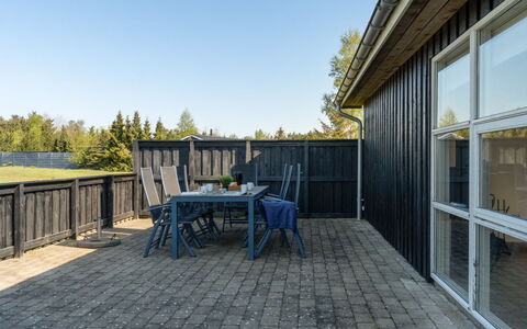 Elmo - 800M from the Sea: Dak, Huis, Land Lot, Huis, Verblijf, Landgoed, Garden Gebouwen, Schaduw, Blokhut, Landscaping
