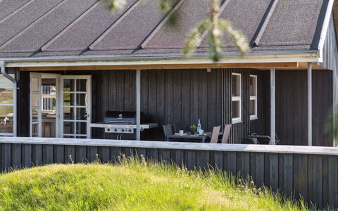 Elmo - 800M from the Sea: Dak, Huis, Land Lot, Huis, Verblijf, Landgoed, Garden Gebouwen, Schaduw, Blokhut, Landscaping