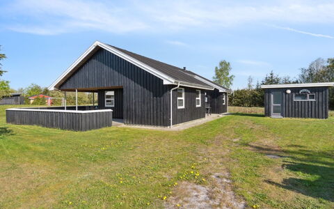 Elmo - 800M from the Sea: Dak, Huis, Land Lot, Huis, Verblijf, Landgoed, Garden Gebouwen, Schaduw, Blokhut, Landscaping
