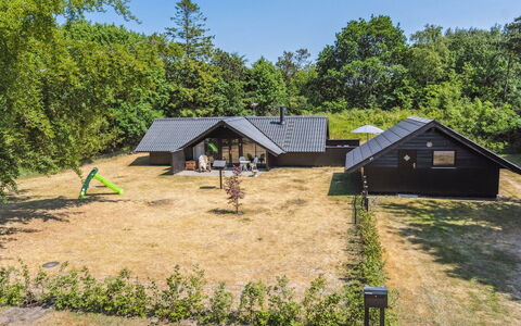 Jahn - 1.8Km from the Sea: Meubilair, Interieur Ontwerp, Flooring, Hout, Verdieping, Plafond, Houten Vloer, Stoel, Tafel, Verlichting