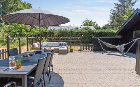 Jahn - 1.8Km from the Sea: Meubilair, Interieur Ontwerp, Flooring, Hout, Verdieping, Plafond, Houten Vloer, Stoel, Tafel, Verlichting