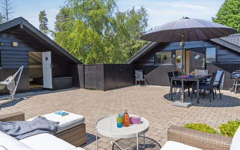 Jahn - 1.8Km from the Sea: Meubilair, Interieur Ontwerp, Flooring, Hout, Verdieping, Plafond, Houten Vloer, Stoel, Tafel, Verlichting