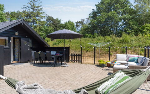 Jahn - 1.8Km from the Sea: Meubilair, Interieur Ontwerp, Flooring, Hout, Verdieping, Plafond, Houten Vloer, Stoel, Tafel, Verlichting