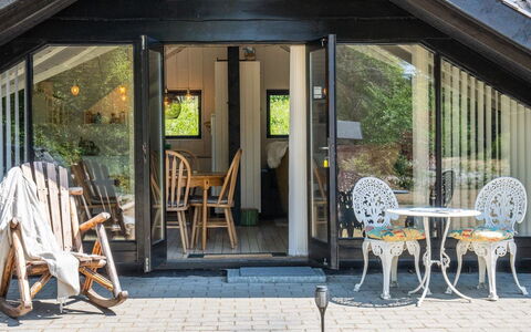 Jahn - 1.8Km from the Sea: Meubilair, Interieur Ontwerp, Flooring, Hout, Verdieping, Plafond, Houten Vloer, Stoel, Tafel, Verlichting