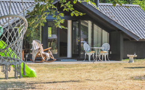 Jahn - 1.8Km from the Sea: Meubilair, Interieur Ontwerp, Flooring, Hout, Verdieping, Plafond, Houten Vloer, Stoel, Tafel, Verlichting