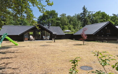 Jahn - 1.8Km from the Sea: Meubilair, Interieur Ontwerp, Flooring, Hout, Verdieping, Plafond, Houten Vloer, Stoel, Tafel, Verlichting