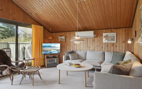 Winter - 500M from the Sea: Interieur Ontwerp, Hout, Plafond, Meubilair, Flooring, Kamer, Verdieping, Huis, Woonkamer, Lichte Inrichting
