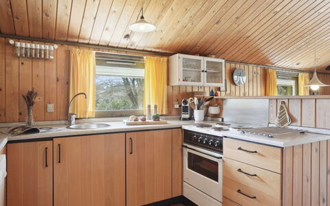 Winter - 500M from the Sea: Hout, Keuken, Interieur Ontwerp, Major Appliance, Countertop, Toestel Van De Keuken, Flooring, Meubilair, Verdieping, Beits