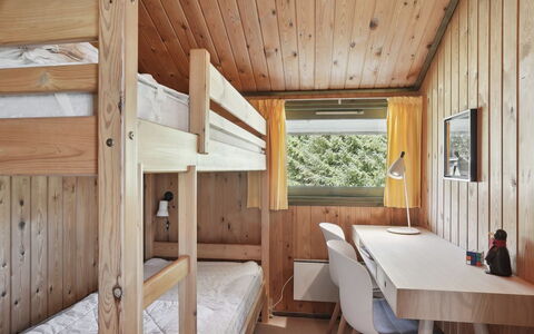 Winter - 500M from the Sea: Hout, Slaapkamer, Interieur Ontwerp, Plafond, Hardwood, Beits, Bed, Kamer, Blokhut, Bed Frame