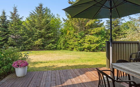 Winter - 500M from the Sea: Meubilair, Buitenmeubels, Stoel, Tafel, Buitentafel, Land Lot, Tuin, Dek, Schaduw, Paraplu