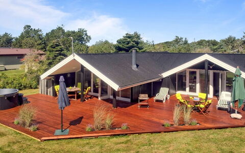 Alban - 700M from the Sea: Meubilair, Interieur Ontwerp, Stoel, Flooring, Tafel, Toevlucht, Verdieping, Plafond, Kamer, Eco Hotel