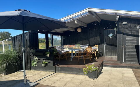 Freding - 450M from the Sea: Dak, Schaduw, Bloempot, Luifel, Buitentafel, Stoel, Outdoor Structuur, Buitenmeubels, Werf, Dek