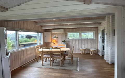 Freding - 450M from the Sea: Flooring, Hout, Verdieping, Plafond, Interieur Ontwerp, Houten Vloer, Meubilair, Hardwood, Plank, Kamer
