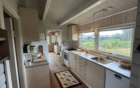 Freding - 450M from the Sea: Hout, Flooring, Verdieping, Plafond, Beits, Hardwood, Countertop, Houten Vloer, Cabinetry, Keuken