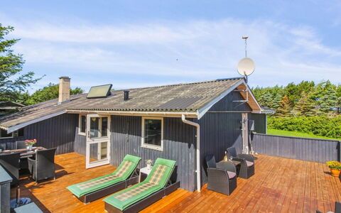 Wisti - 600M from the Sea: Blauw, Hout, Dak, Huis, Huis, Hardwood, Dek, Verblijf, Plank, Veranda