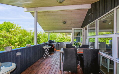Wisti - 600M from the Sea: Hout, Houten Vloer, Flooring, Meubilair, Verdieping, Plafond, Interieur Ontwerp, Veranda, Stoel, Huis