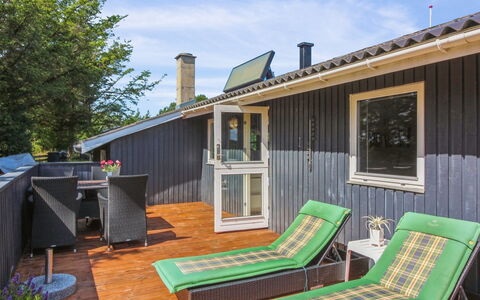 Wisti - 600M from the Sea: Hout, Huis, Hardwood, Meubilair, Deur, Beits, Dek, Schaduw, Houten Vloer, Plank