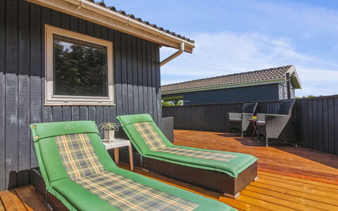Wisti - 600M from the Sea: Hout, Beits, Hardwood, Plank, Dek, Houten Vloer, Schaduw, Ontwerp, Timmerhout, Eco Hotel