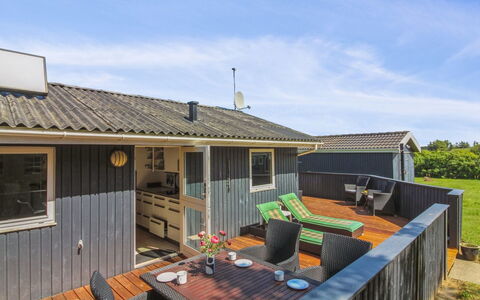 Wisti - 600M from the Sea: Hout, Dak, Huis, Huis, Verblijf, Deur, Hardwood, Siding, Plank, Schaduw