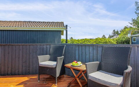 Wisti - 600M from the Sea: Hout, Hardwood, Dek, Plank, Beits, Houten Vloer, Veranda, Schaduw, Hek, Buitenmeubels