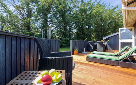 Wisti - 600M from the Sea: Hout, Houten Vloer, Meubilair, Hardwood, Beits, Plank, Dek, Schaduw, Stoel, Eco Hotel