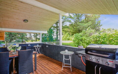 Wisti - 600M from the Sea: Hout, Houten Vloer, Veranda, Meubilair, Flooring, Dek, Hardwood, Stoel, Verdieping, Buitenmeubels