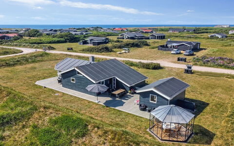 Thomsen - 475M from the Sea: Dak, Huis, Huis, Woongebied, Verblijf, Siding, Landgoed, Voorstad, Oprit, Landscaping