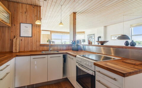 Thomsen - 475M from the Sea: Flooring, Interieur Ontwerp, Countertop, Keuken, Verdieping, Hout, Plafond, Cabinetry, Houten Vloer, Meubilair
